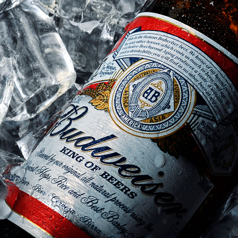 Picture of a Bud Light bottle on ice.